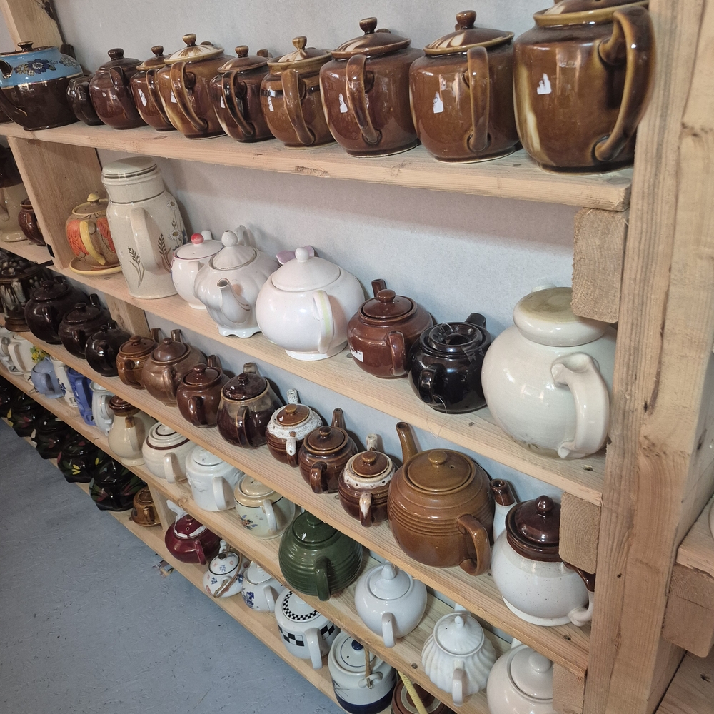 Assorted Ceramic Teapot Collection - Picture 7 of 16